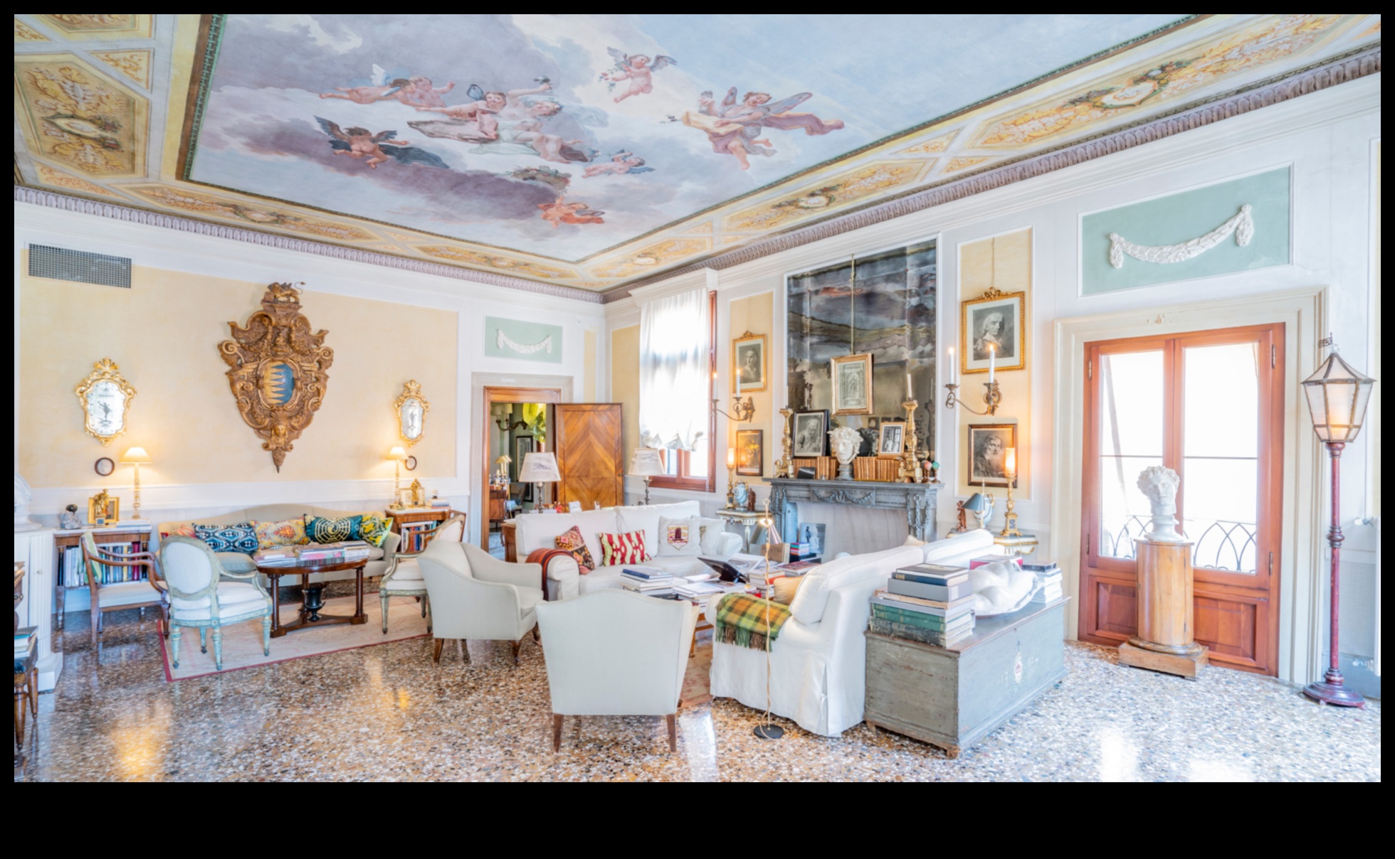 פאר מלכותי: העיצובים המפוארים של האדריכלות העתיקה